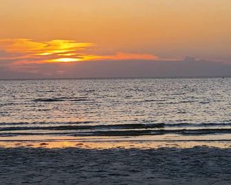Rendezvous, a Resort Condo in charming Cape Charles. - Cape Charles - Strand