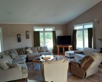Niagara Falls Country Living. Short and long term renting are also available - Niagara Falls - Living room