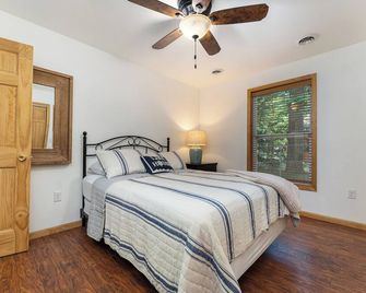 Higgins Lake Private Beachfront Home w/Dock, Boat Mooring, Sunset & Sunrise View - Roscommon - Habitación
