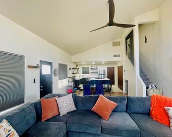 Lake Powell Charming 2-bedroom house with Amazing Views - Big Water - Sala de estar