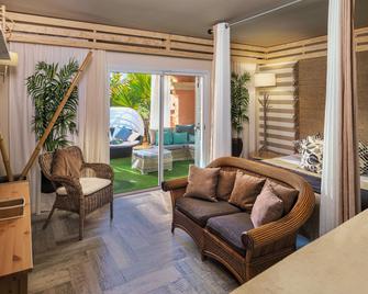 Green Garden Resort & Suites - Arona - Living room