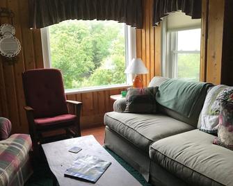 The Justus Buchler House: Your Launchpad for fun! - Lyndon - Olohuone