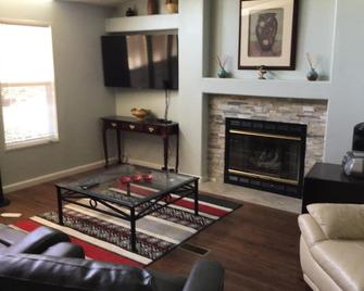 Newly remodeled horse property - Maricopa - Living room