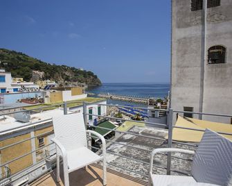 سيليستينا - إيشيا - شرفة