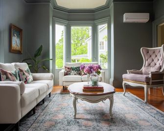 Magnolia Inn - Mahone Bay - Living room