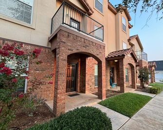 Modern Texas Tech Condo - Prime Location - walk to Broadway, Campus & Downtown - Lubbock - Edificio