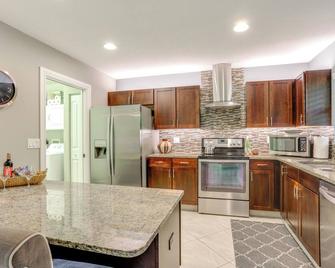 Jupiter Cottage with Patio, Gas Grill and Fire Pit! - Jupiter - Kitchen