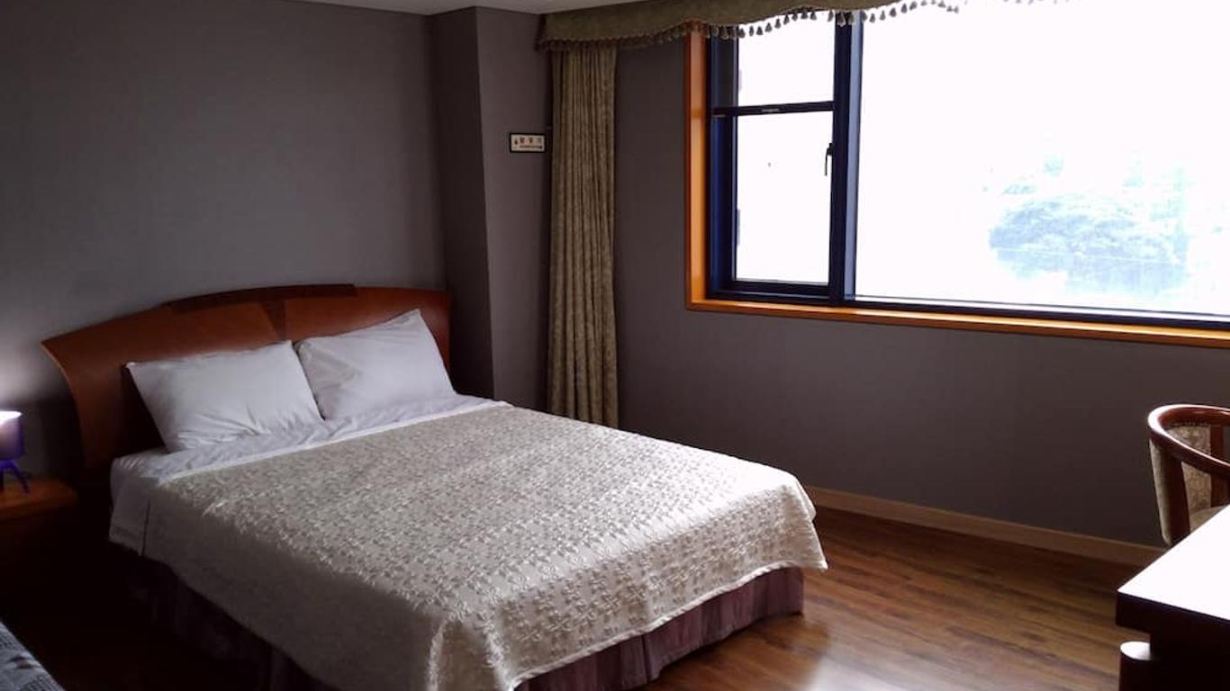 Seongsanpo Sky Hotel