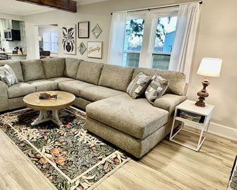 Newly renovated 3-bedroom home with backyard & space for the family - Maryville - Sala de estar