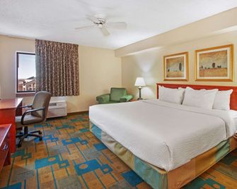 La Quinta Inn & Suites by Wyndham Albuquerque Journal Ctr NW - אלבקורקי - חדר שינה