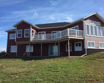 Picturesque oceanfront / beachfront estate, PEI tourism license # 2101170 - O'Leary - Building