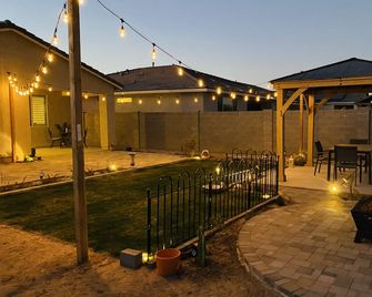 King bed:private entry: bedroom - Litchfield Park - Patio