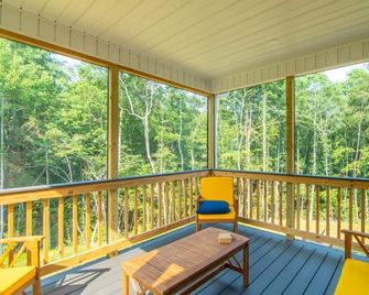 Magnolia Cabin | Wifi & River Access - Elkin - Balcony