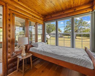 Willow Heaven- Lakefront Cabin Getaway With A Jacuzzi In Texoma Shores Resort - Madill - Slaapkamer