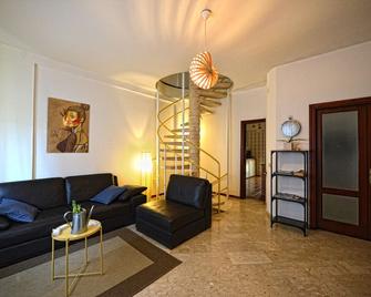 Aback Policlinico - Bari - Living room