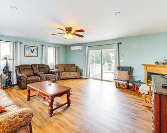Getaway on 1/2 Acre w/ Deck in Georgetown - Georgetown - Living room