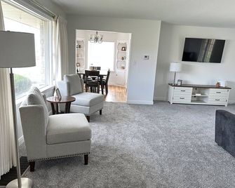 5 Star Home close to Mt America Center & Temple, Perfect Location, Sleeps 10 - Idaho Falls - Living room