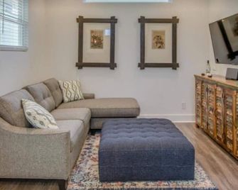 Very Private Lockeland Springs Tiny House on Lillian Alleyway ~ Dogs Welcome! - Pleasant View