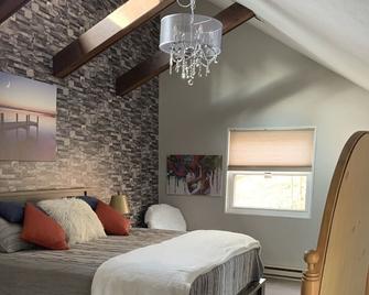 Escape To A Beautiful Secluded, Streamfront W/ Hot Tub-Private Lake Community - Bushkill - Bedroom