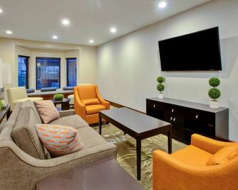 Equipped Suite | Free Daily Breakfast, Indoor Pool + Fitness Center - Benton Harbor - Living room