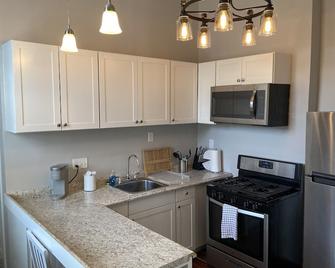 Fresh Uptown Shotgun Steps from Magazine Street - Nueva Orleans - Cocina
