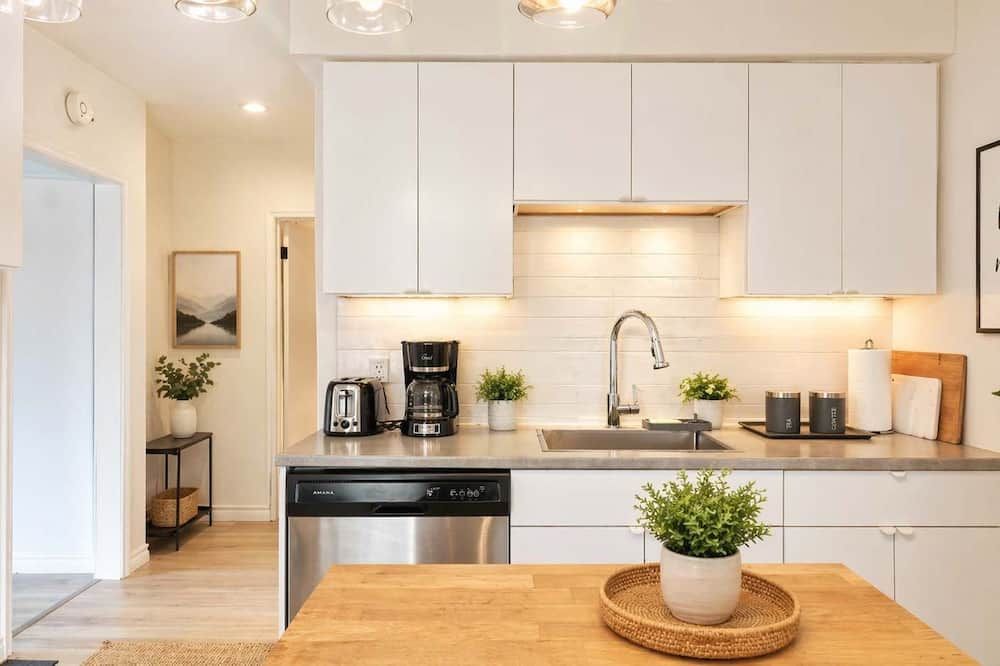 Cozy 2br 1ba Retreat in Vibrant Vancouver - ונקובר - מטבח