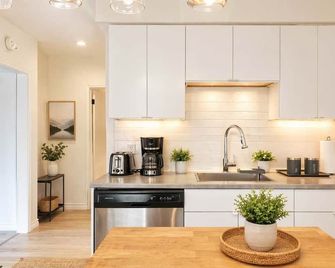 Cozy 2br 1ba Retreat in Vibrant Vancouver - ונקובר - מטבח