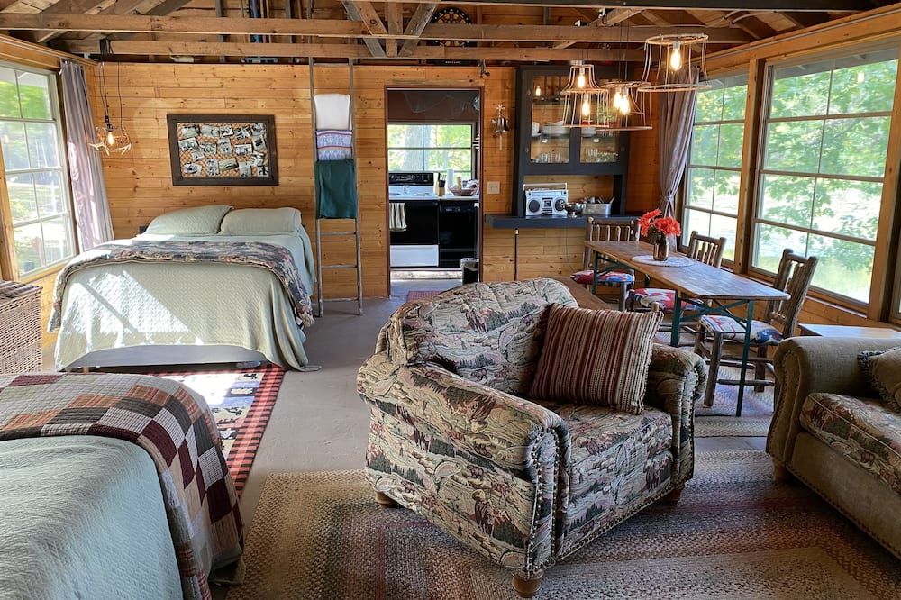Hemlock Hide-A-Way Lakefront Cabin with Great Views! - Rice Lake - Huiskamer