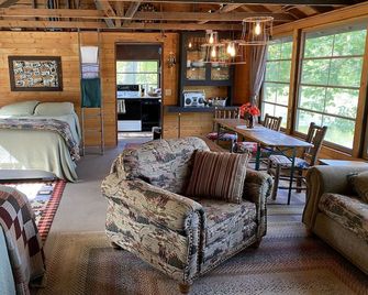 Hemlock Hide-A-Way Lakefront Cabin with Great Views! - Rice Lake - Huiskamer