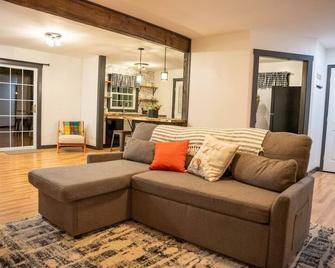 Whiskey Trails Cottage - Tullahoma - Living room