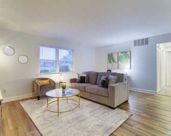 Stylish 2BR Apt w/ Parking, Near Airport - North Canton - Living room