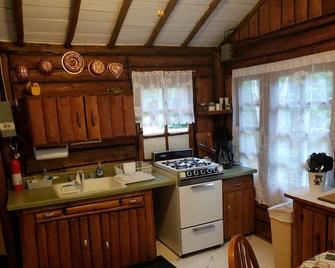 Charming rustic cottage on the shores of Lake Superior - Paradise - Kitchen