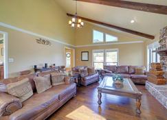 Spacious Arkansas Abode with Balcony and Fire Pit! - Fort Smith - Wohnzimmer