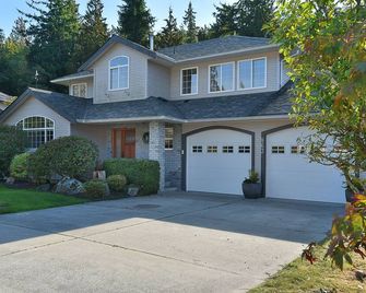 Private & Sunny Coastal Retreat - Gibsons - Bâtiment