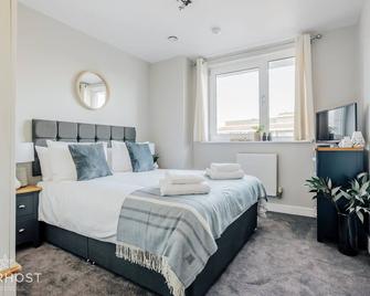 Stylish 2 bedroom apartment on Ocean Village marina - Southampton - Bedroom