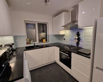 Modern And Spacious 3 Bedroom Family House with Workspace - Colchester - Cocina