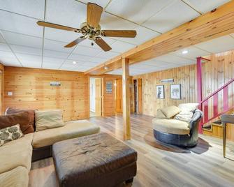 Lakefront Wisconsin Home - Deck, Fire Pit and Kayaks - Stone Lake - Living room