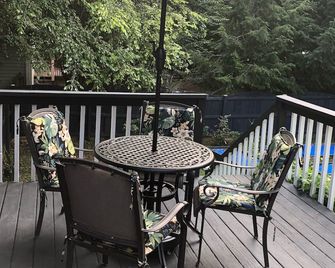 one level brick home with pet friendly fenced back yard , close to Chattanooga - Ooltewah - Balcony