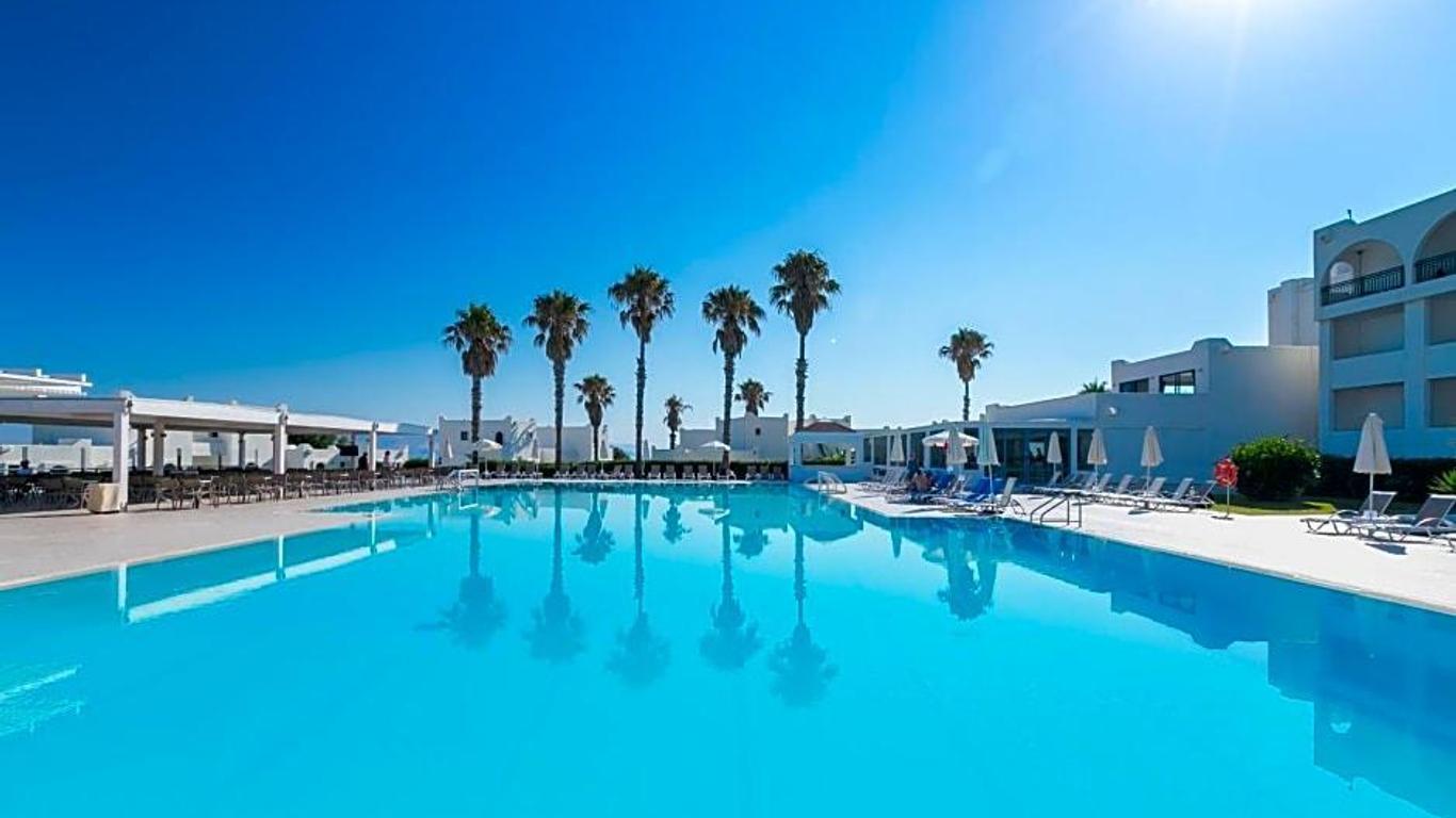 إيولوس بيتش هوتل