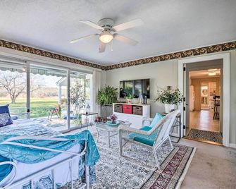 Peaceful Maine Home w/ Patio: Ocean Inlet Getaway! - Bath - Obývací pokoj