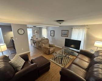 Beautiful Lake Marion Views!! Pet Friendly! Newly renovated and updated!! - Summerton - Sala de estar
