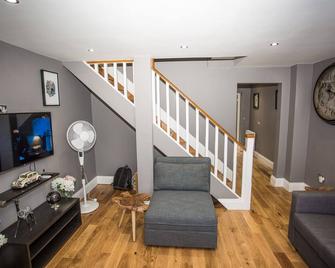 Sunset Homes - London - Living room