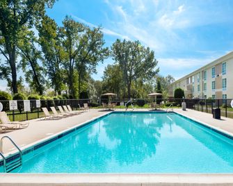 Holiday Inn Johnstown-Gloversville By IHG - Johnstown - Pool