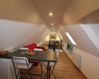 Chambre chez l'habitant \' L'Écureuil \' in the heart of Riquewihr 2 people - Riquewihr - Dining room