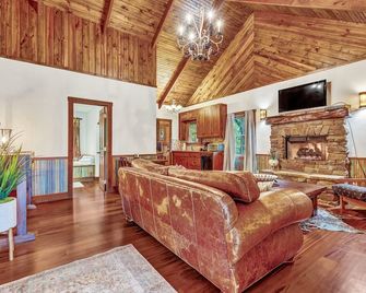 Firefly Guesthouse | Fireplace | Superb Location - Fredericksburg - Sala de estar