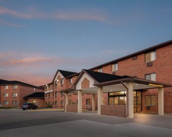 Days Inn & Suites by Wyndham Des Moines Airport - Des Moines - Gebäude