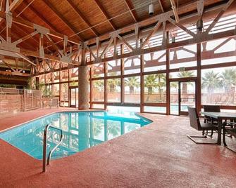 Airport Convenience! 2 Comfy Units, Breakfast, Pool - Saint George - Bazén