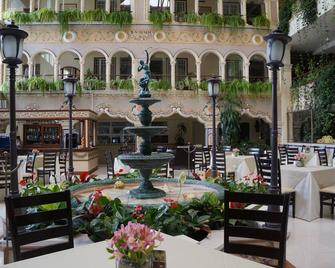 هوتل فيلا لاس مارجاريتاس سوكورسال كاكسا - خالابا - غرفة طعام