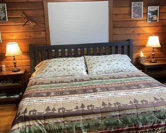Cozy Cabin On The Sol Duc River Sleeps Four. Fully Supplied Kitchen And Linen's. - Forks - Bedroom