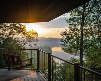 Stunning cliffside river view on private 60 acre forested retreat - Upper Black Eddy - Balcony